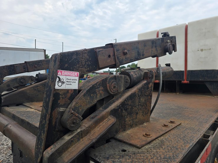 2006-freightliner-m2-106-image-66