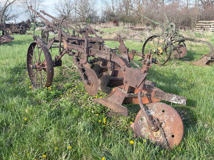 ihc-3-bottom-plow-image-7