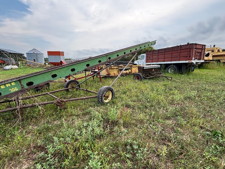 john-deere-300-image-6