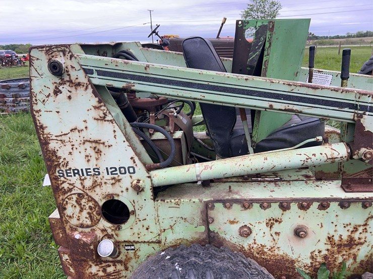 omc-1200-mustang-skid-loader-image-17