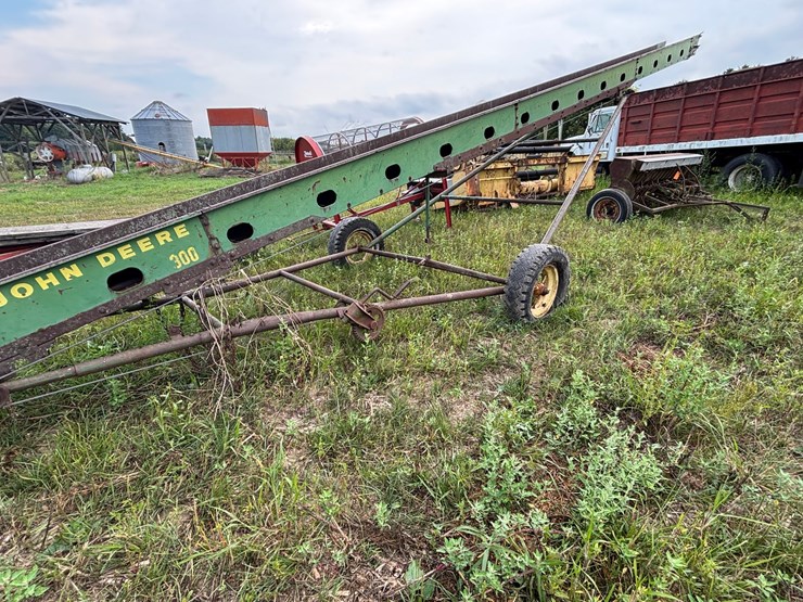 john-deere-300-image-17