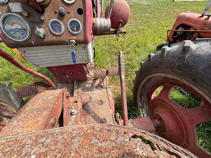 #2567-•-mccormick-farmall-560-gas-tractor-image-22