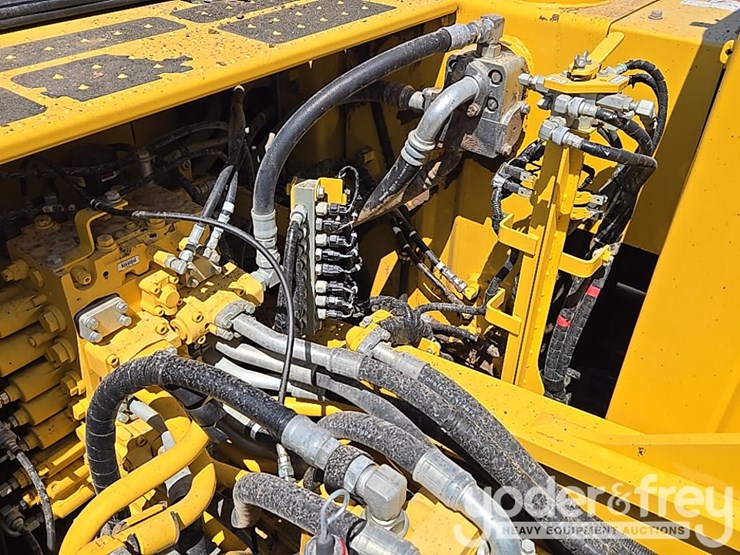 2023-komatsu-pc360-lc-11-image-47
