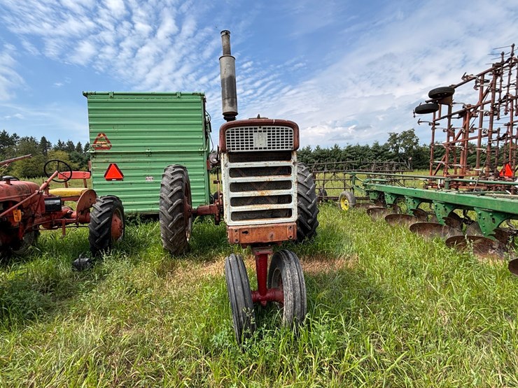 #2567-•-mccormick-farmall-560-gas-tractor-image-3