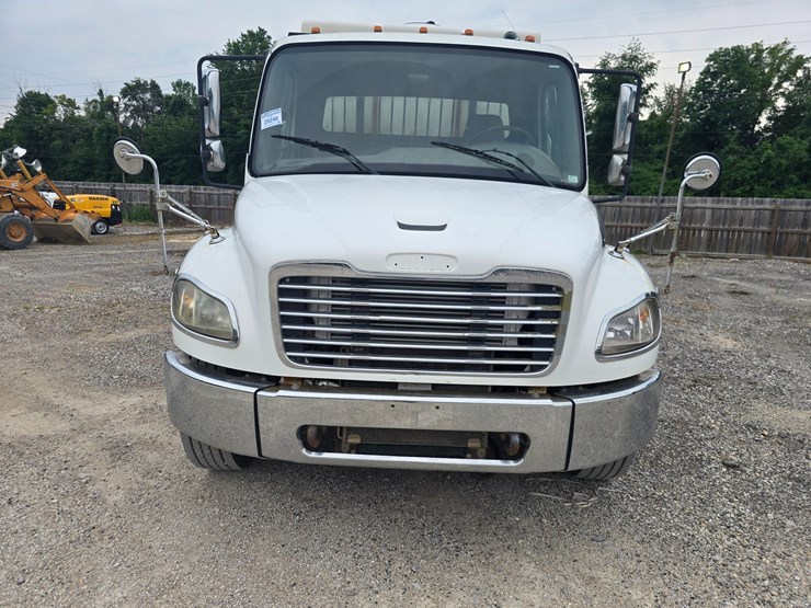 2006-freightliner-m2-106-image-22