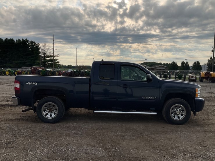 #2052-•-2010-chevrolet-silverado-4x4-pickup-truck-image-6