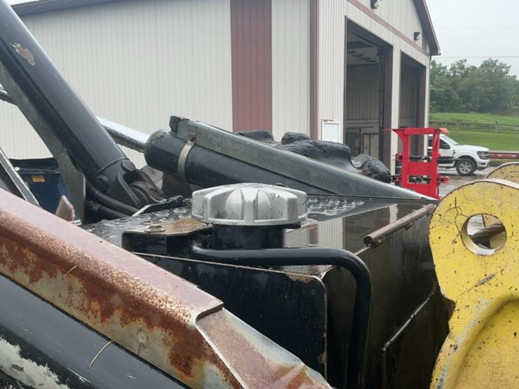 2014-deere-648h-image-37