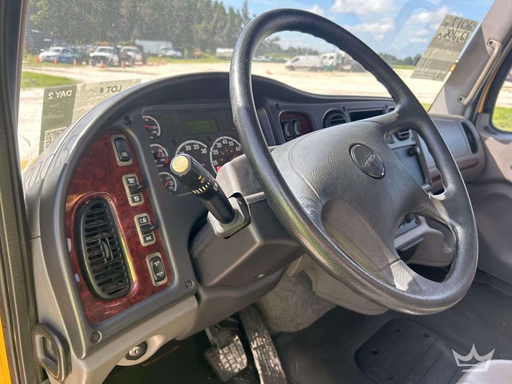 2017-freightliner-m2-106-image-13