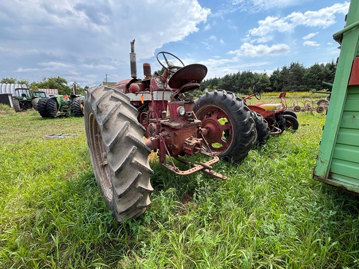#2567-•-mccormick-farmall-560-gas-tractor-image-7