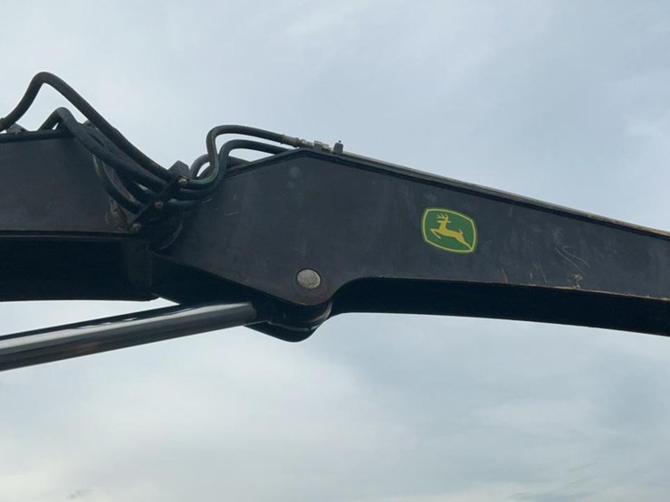 2015-deere-335d-image-44