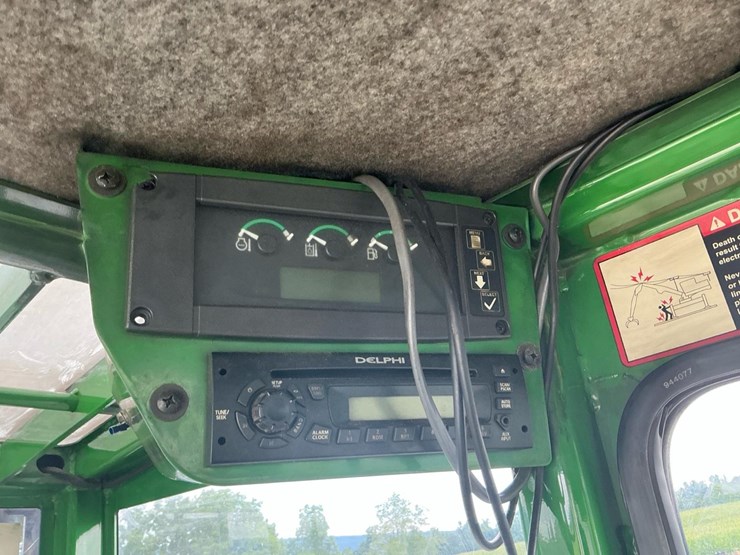 2015-deere-335d-image-24