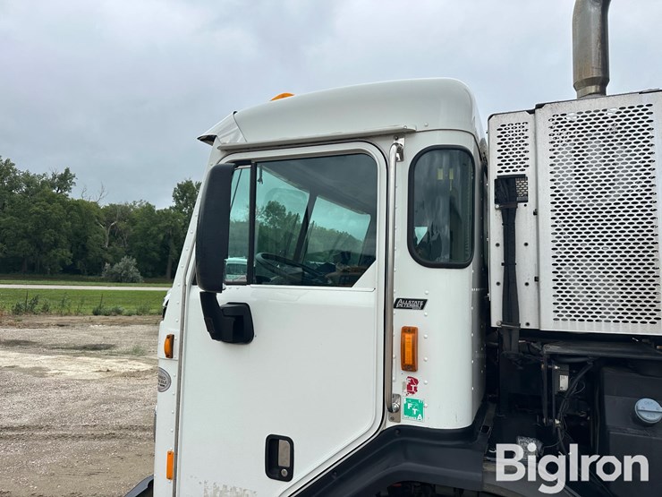 2017-peterbilt-520-image-9
