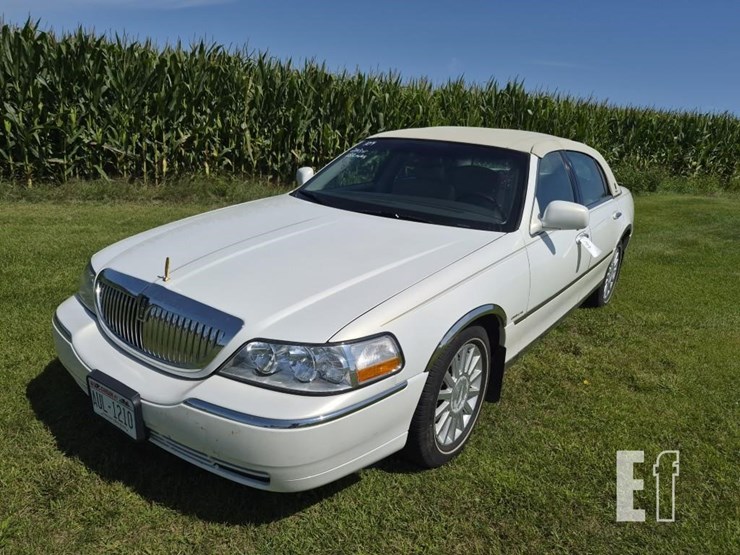 2002-lincoln-towncar-image-6