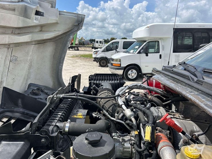 2019-chevrolet-silverado-5500hd-image-12