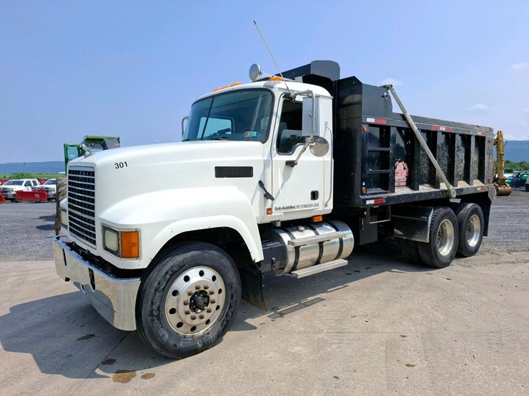 2009-mack-ch613-image-1