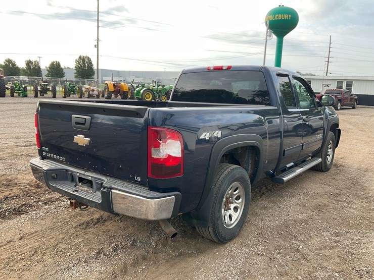 #2052-•-2010-chevrolet-silverado-4x4-pickup-truck-image-5