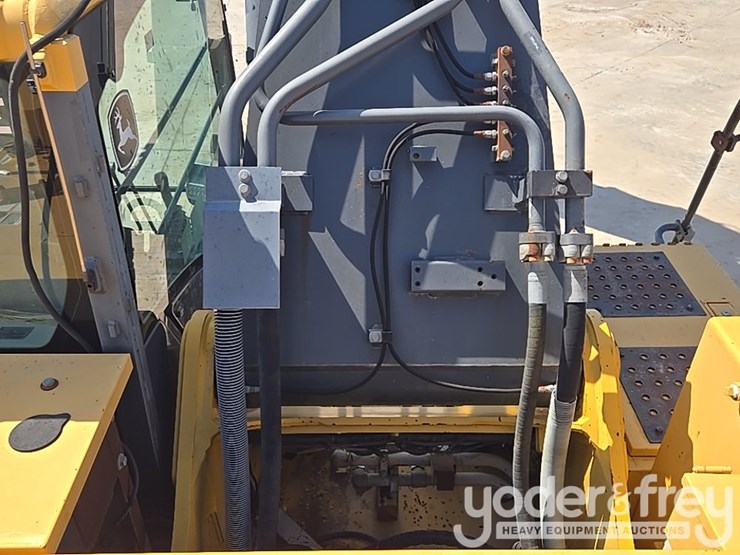 2011-deere-450d-lc-image-55