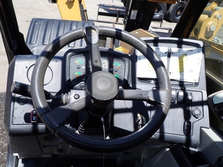 2020-caterpillar-tl943d-image-24