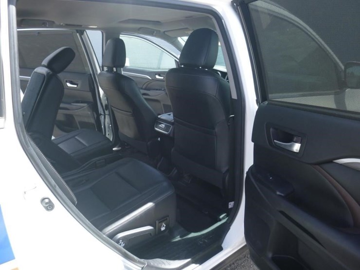 2016-toyota-highlander-image-8