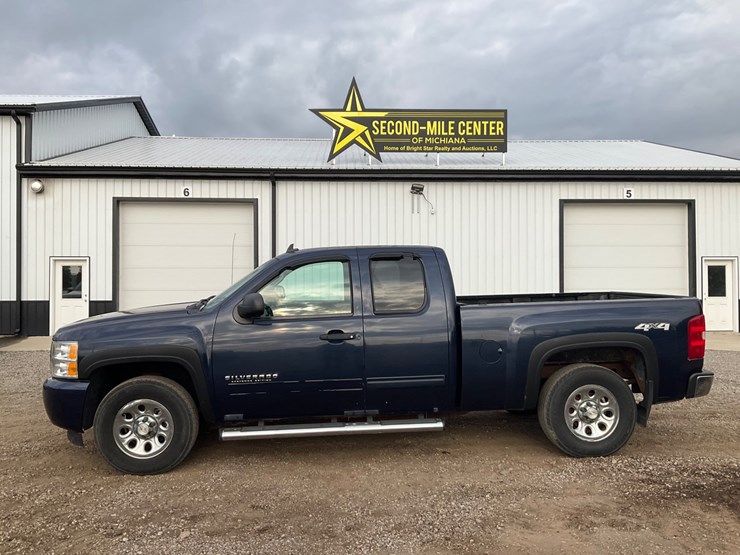 #2052-•-2010-chevrolet-silverado-4x4-pickup-truck-image-2
