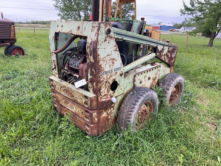 omc-1200-mustang-skid-loader-image-5