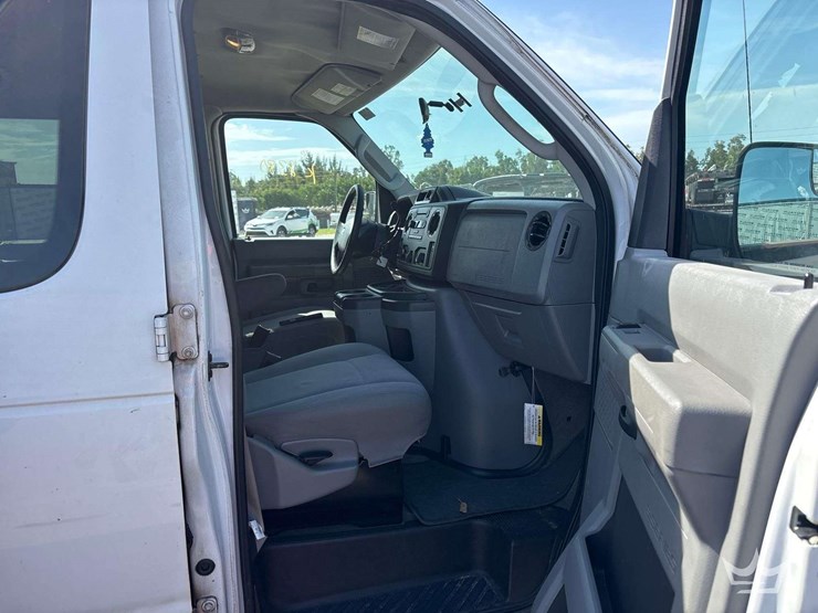 2013-ford-e350-image-21