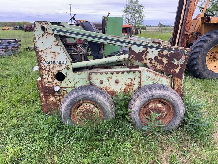 omc-1200-mustang-skid-loader-image-6