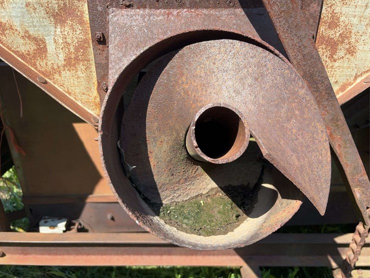 holt-caterpillar-pull-type-combine-image-62