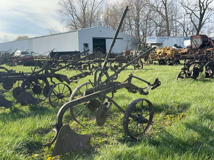 ihc-one-bottom-plow-image-1