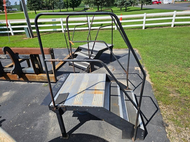 #165-•-portable-step-&-deck-image-2