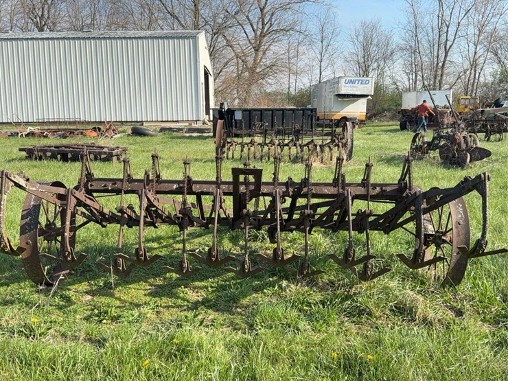 ihc-10ft-field-cultivator-image-4