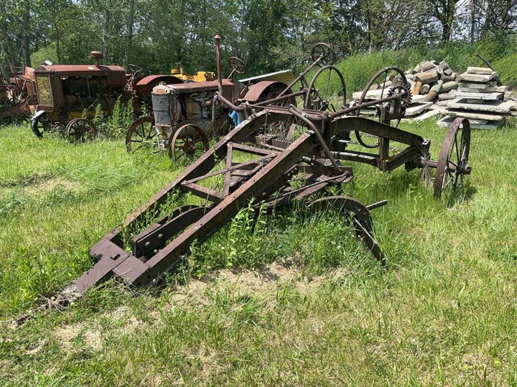 pull-type-road-grader-image-1