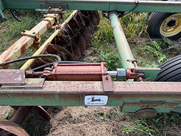 john-deere-220-image-28