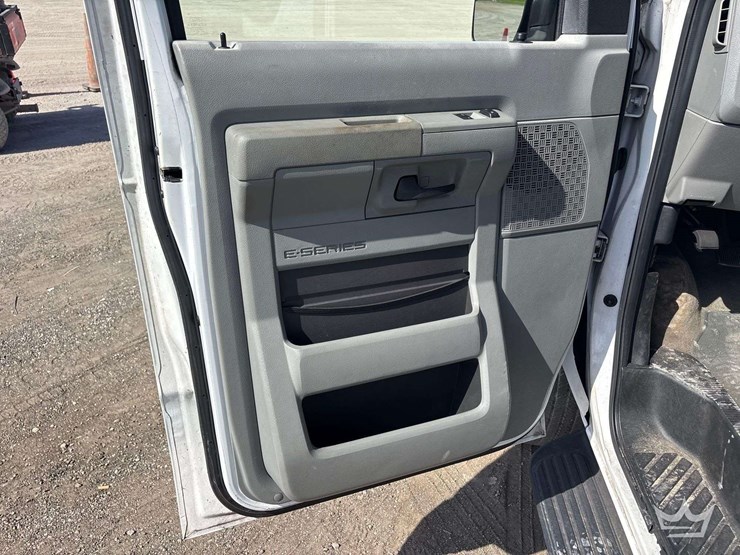 2013-ford-e350-image-12