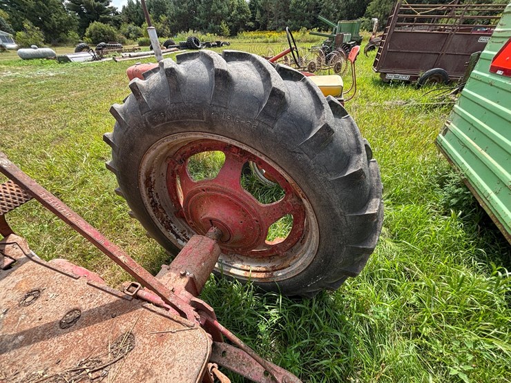 #2567-•-mccormick-farmall-560-gas-tractor-image-23
