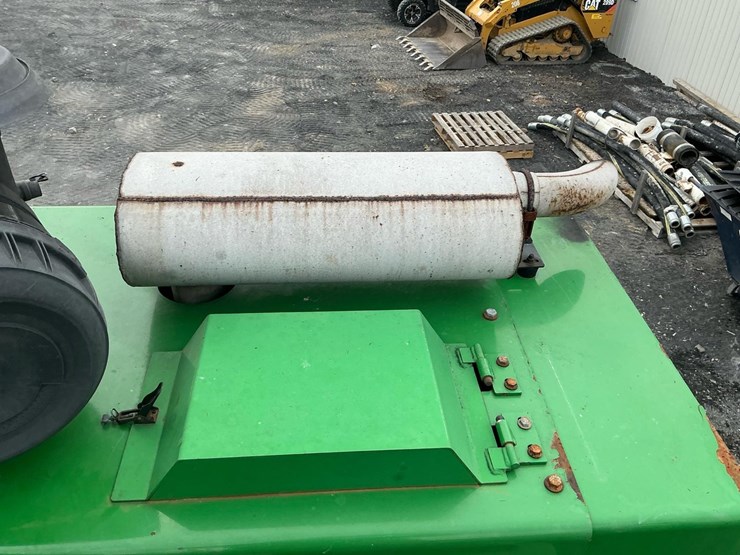 2015-deere-335d-image-16