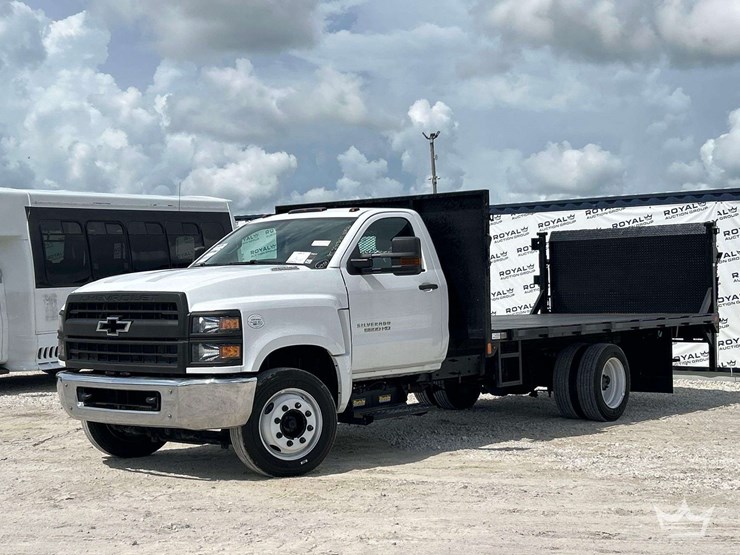 2019-chevrolet-silverado-5500hd-image-1