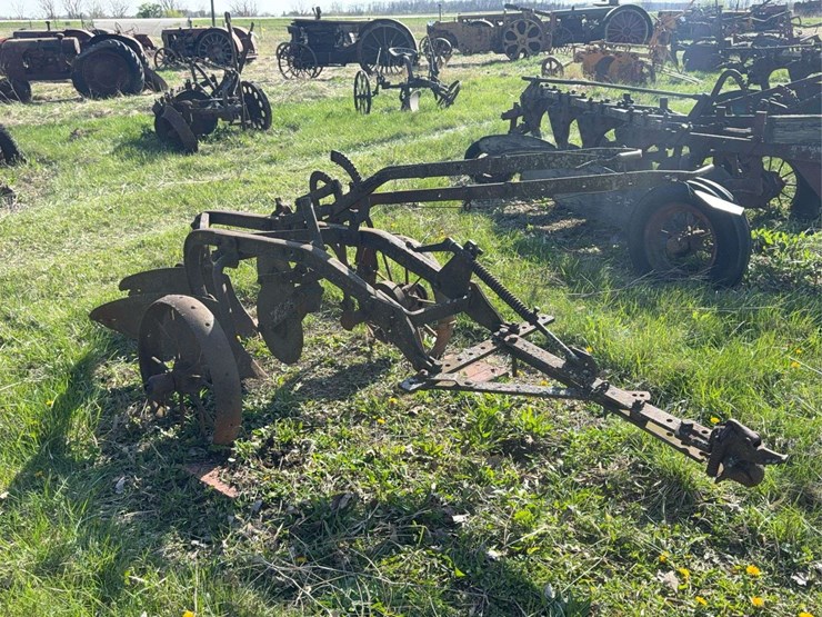john-deere-12-image-1