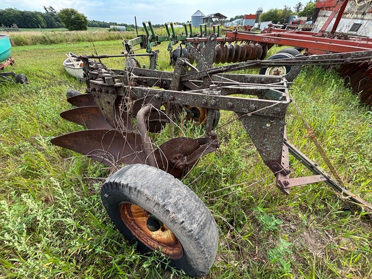 #2651-•-john-deere-(3)-bottom-plow-image-9