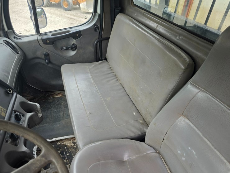 2006-freightliner-m2-106-image-47