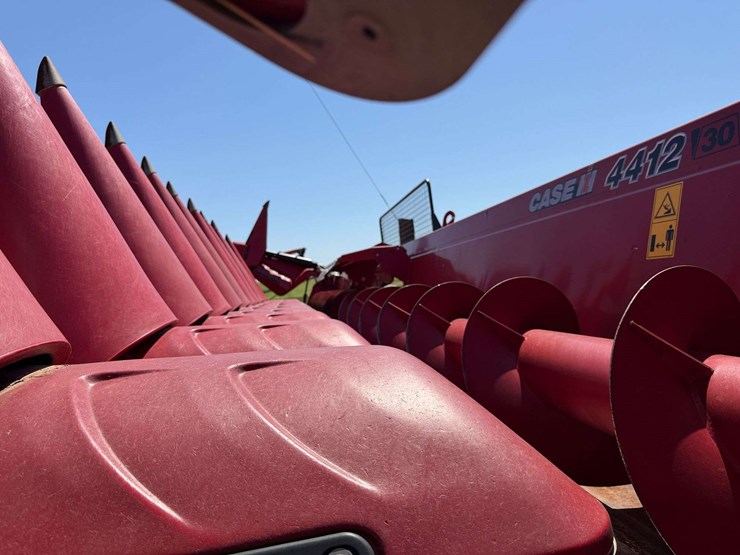 case-4412-12-row-corn-head-image-36