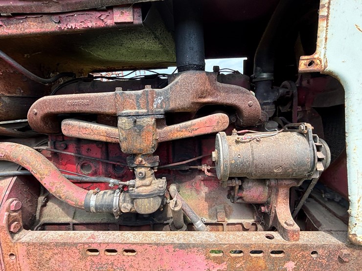 #2567-•-mccormick-farmall-560-gas-tractor-image-35