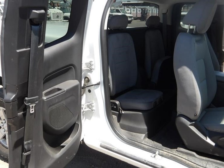 2016-gmc-canyon-image-18