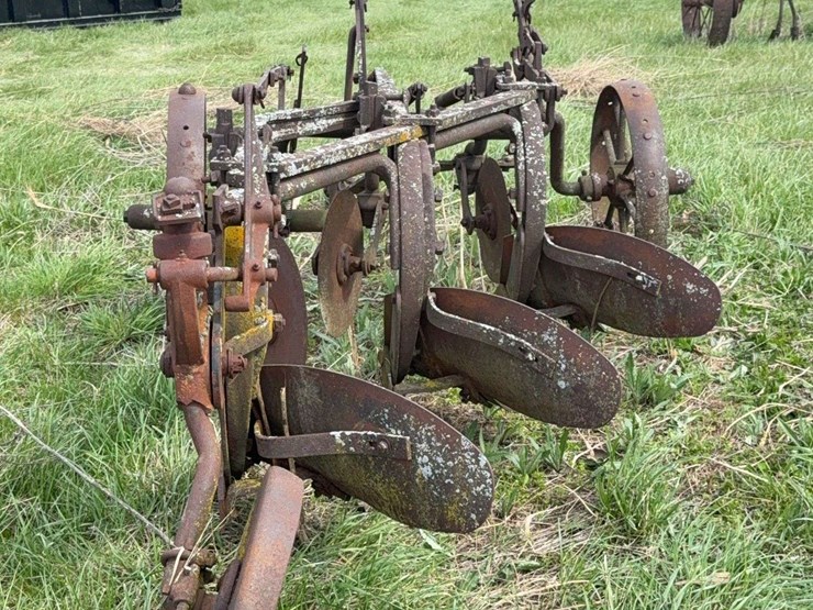 case-three-bottom-14”-pull-type-plow-image-4