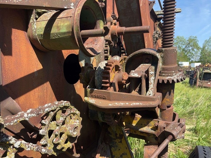holt-caterpillar-pull-type-combine-image-63