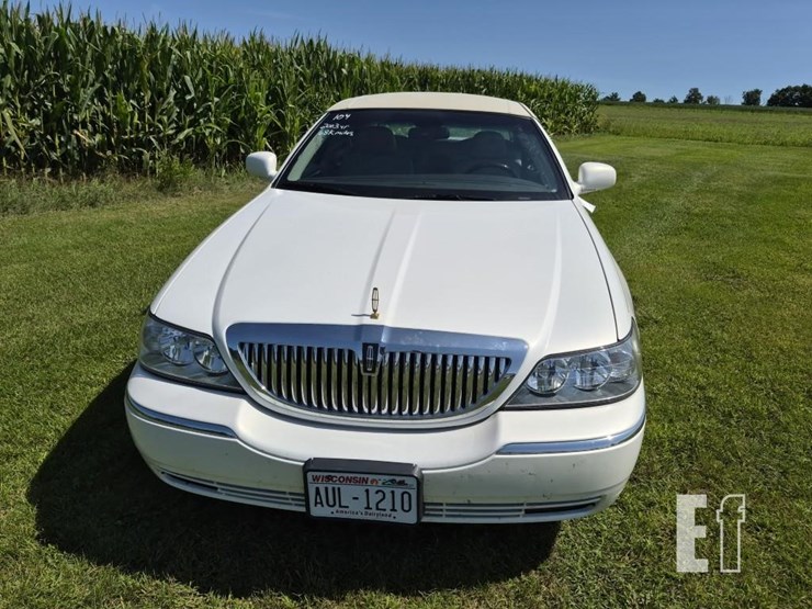 2002-lincoln-towncar-image-7