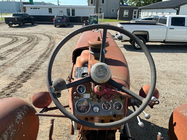 1960-case-ih-farmall-60-image-16