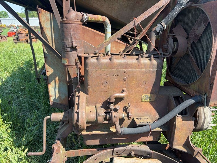 holt-caterpillar-pull-type-combine-image-17