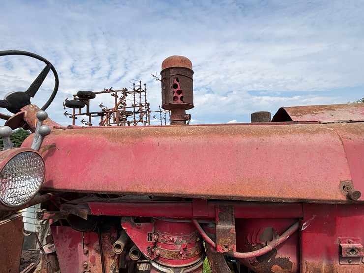 #2567-•-mccormick-farmall-560-gas-tractor-image-39