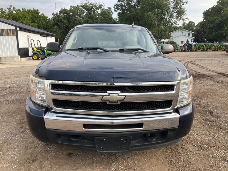 #2052-•-2010-chevrolet-silverado-4x4-pickup-truck-image-8